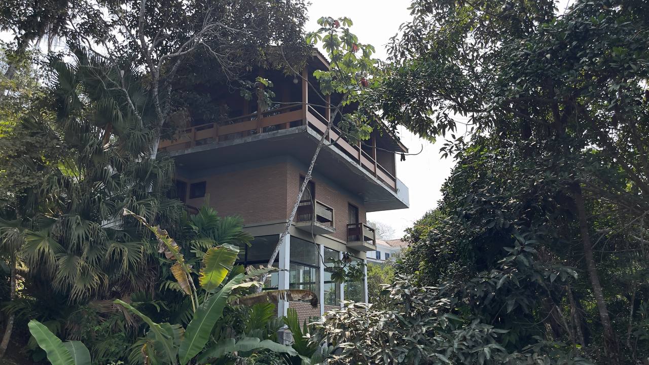 Ed.-0051 Casa na Costeira Ponta das Toninhas Frente Mar Ubatuba SP.